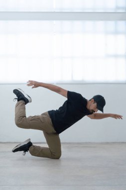 Havalı bir dansçı zor bir numara yapar. Yüksek kalite fotoğraf