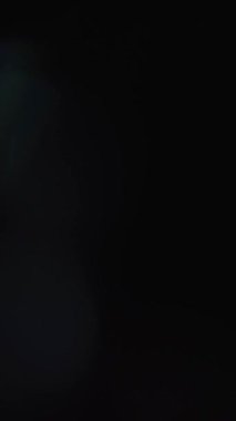 Dikey Işık Sızıntısı Lens Parıltısı Bokeh geçişleri kapatır. Yüksek kalite 4k görüntü