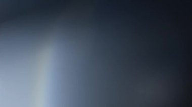 Işık bokeh etkisi arka planından sızar. Cam mercekler hızlı bir şekilde alev alır. Yüksek kalite 4k görüntü