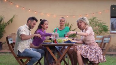 Masanın etrafında eğlenen orta yaşlı, neşeli insanlar. Yüksek kalite 4k görüntü