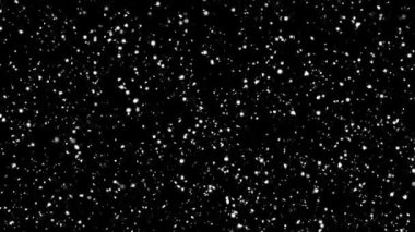 Kar fırtınası siyah arkaplanı örtüyor. Kış, yan rüzgar etkisiyle yavaşça düşen pullar. Yüksek kalite 4k görüntü