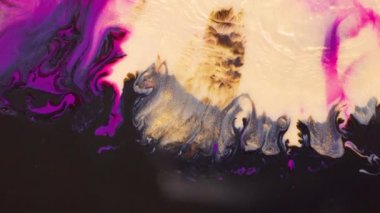 Canlı bir sanat eseri, bir konserde dans eden kalabalığın yer aldığı, menekşe, morumsu ve mor taç yaprakları sergileniyor. Eşsiz ve canlı bir yazı tipiyle çekilmiş bir eğlence etkinliği