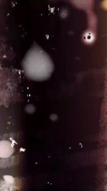 Siyah arkaplan üzerinde dikey video grunge dokusu. Işık geçişi. Yüksek kalite 4k görüntü