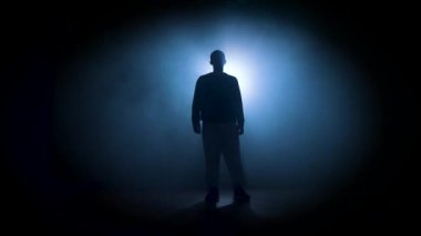 Karanlık uzayda ışık saçan bir adamın silüeti. Yüksek kalite 4k görüntü