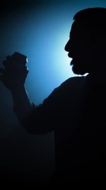 Soda kutusunu yavaş çekimde açıp içen bir adamın silüeti. Yüksek kaliteli FullHD görüntüler