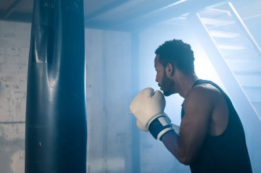 Boks boksörü, spor salonunda kum torbasına vurur. Yüksek kalite fotoğraf