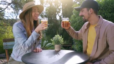 Mutlu çift arkadaşlar dışarıda bira içerken eğleniyorlar. Yüksek kalite 4k görüntü