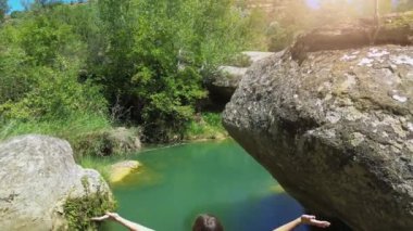 Kadın kolları havada nehirde doğanın tadını çıkarıyor. Rahatla, seyahat macerası ve tatil. Yüksek kalite 4k görüntü