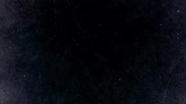 Çevresel ortamlar arasında birden fazla ortam uygulaması için uygun olan tatsız ve koyu dokulu bir arkaplan