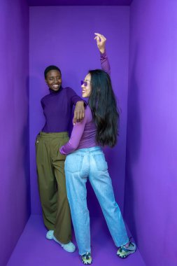 Modayı takip eden genç yetişkinler kendilerine has tarzlarını canlı ve renkli mor bir ortamda sergiliyorlar.