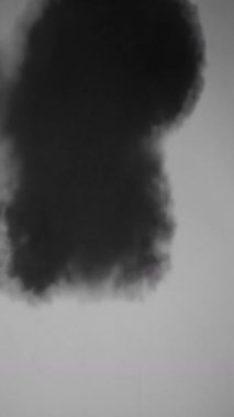 Dramatik bir kara bulut oluşumu, gizemli ve derin bir duyguyu çağrıştıran gri bir arkaplanla çelişiyor.