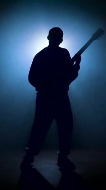 Bir gitaristin silueti, müzik temalı projeler için biçilmiş kaftan..