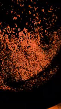 Dark Film Grain mürekkep lekeleri döngüsü örtüsü. Hasarlı eski film dokusu. Yüksek kalite 4k görüntü