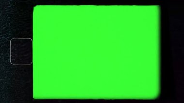 Yeşil ekran çarpık ekran, arızalı eski televizyon. Yüksek kalite 4k görüntü