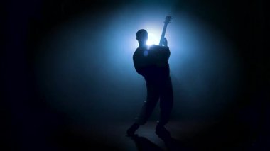 Bir gitaristin silueti, müzik temalı projeler için biçilmiş kaftan..