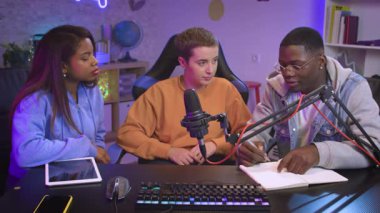 Etkilenenler internet şovu için yayın podcast kaydı yapıyor. Yüksek kalite fotoğraf