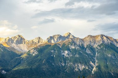 Görkemli dağ sırası dramatik ve büyüleyici bir gökyüzünün altında duvar kağıdının üzerinde duruyor. Yüksek kalite fotoğraf
