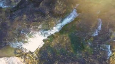 Nehir suyu yüzeyi yaz arkaplanı ve metin için kopyalama alanı. Yüksek kalite 4k görüntü