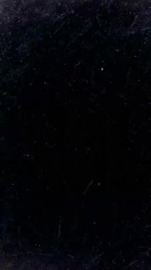 Klasik döngü film şeridi arka planı. 4K TV 'nin eski, dağınık ses sistemi. Video kaset dokusu çizikler ve kir lekeleriyle örtüşüyor. Lens ışığı sızıntısı efekti