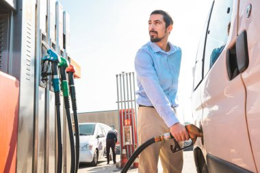 Benzin pompalayan bir adam. Benzin istasyonunda yakıt ikmali. Yüksek kalite fotoğraf