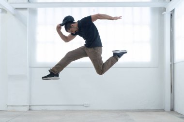 Havalı dansçı zor bir atlayış yapıyor. Yüksek kalite fotoğraf