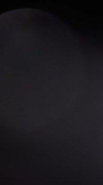 Dikey Işık flaş geçiş efekti yakar. Işık sızıntısı. Yüksek kalite 4k görüntü