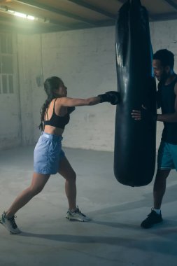 Heyecan verici bir eğitim seansında bir kadın çantayla boks yapar. Formunu ve gücünü dramatik bir şekilde arttırır.