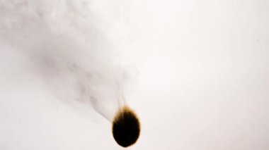 Yanan beyaz arka plan yüzünden alevler şiddetli bir şekilde püskürüyor. Yüksek kalite 4k görüntü