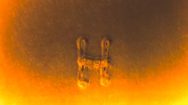  Gerçek bir eski film kaseti. Metin cine işaretleri ve yanıklarla birlikte süper 8 mm 'lik geri dönüş efekti.