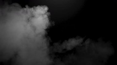 Hayalet dumanı yavaş çekimde siyah ekranda hareket ediyor. Yüksek kalite 4k görüntü