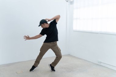 Canlı Şehir Stüdyosunda Dinamik ve Enerjik Dans Hareketi. Yüksek kalite fotoğraf