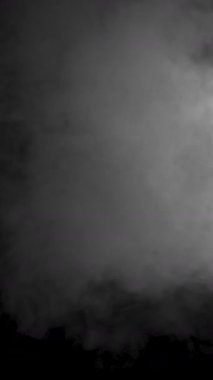 Esrarengiz atmosfer için siyah zemin üzerinde yoğun sis bulutları. Yüksek kalite 4k görüntü