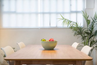 Güzel Modern Yemek Masası Taze Meyveler ve Kapalı Çiçek Düzenlemesi.