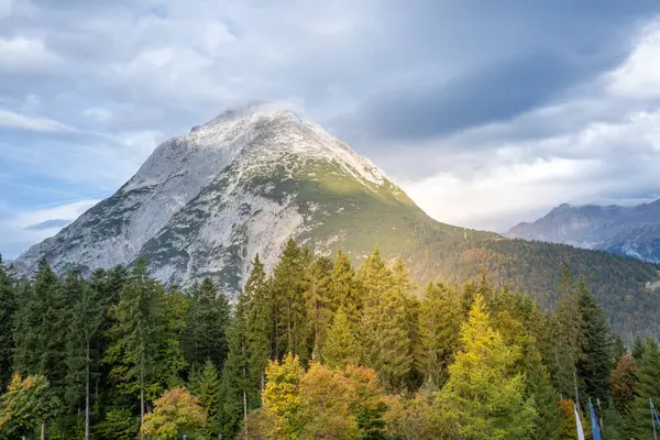 Nefes kesici dağ manzarası canlı ağaçlar sergiliyor ve duyuları büyüleyen dramatik gökyüzünü sergiliyor.