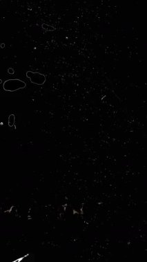 Film yanar, toz alır ve grunge doodle kaplaması çizer. Retro vintage etkisi. Dikey video. Yüksek kalite 4k görüntü