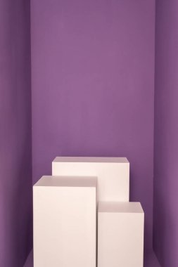 Ürün fotoğrafçılığı için mor arka plana karşı beyaz taban. Yüksek kalite fotoğraf