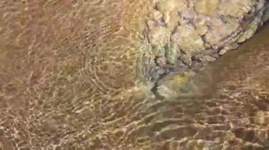 Nehirde akan suyla yaz arkaplanı. Yüksek kalite 4k görüntü