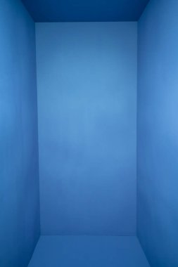 Metin ve tasarımlar için fotokopi alanı olan Minimalist Mavi Oda. Yüksek kalite fotoğraf