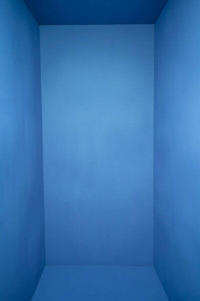 Минималистская синяя комната с мягким освещением с копировальным пространством для текста и дизайна. Высокое качество фото