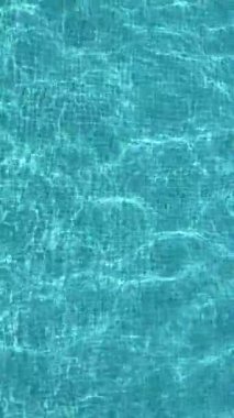 Kristal berrak bir havuz su yüzeyinin güzelliği yaz arkaplanındaki hafif dalgalarla süslenmiştir. Yüksek kalite 4k görüntü