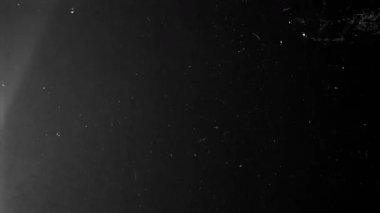 Toz, sıyrık ve titrek beyaz yanık efektleri ile Eski Film Tarzı Örtüsü. Yüksek kalite 4k görüntü