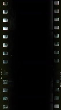 Eski sinemanın makarası çizikler ve yanık efektleriyle kaplıdır. Yüksek kalite 4k görüntü