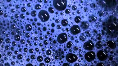 Sıvı içinde yüzen, Güzelliğini Yakından Gören Baloncuklar. Yüksek kalite 4k görüntü