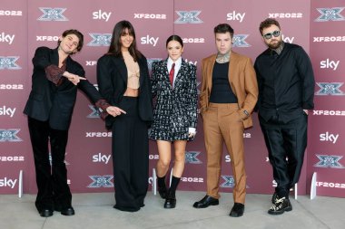 Rkomi, Ambra Angiolini, Francesca Michielin, Fedez, Dargen DAmico 25 Ekim 2022 'de İtalya' nın başkenti Milano 'daki Repower Tiyatrosu' ndaki X Factor 'a canlı olarak katılın.