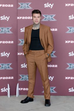 MILANO, İTALYA - 25 Ekim 2022 'de İtalya' nın Milano kentindeki Repower Tiyatrosu 'ndaki X Factor Canlı Fotoğraf Çağrısı' na şarkıcı ve yargıç Fedez katıldı.