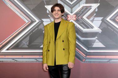 MILAN, ITALY - 6 Aralık 2022: Şarkıcı Rkomi, İtalya 'nın Milano kentindeki Forum Assago' da düzenlenen X Factor İtalya Final 2022 basın toplantısına katıldı. 