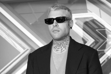 MILAN, ITALY - 6 Aralık 2022: Şarkıcı Fedez, İtalya 'nın Milano kentindeki Forum Assago' da düzenlenen X Factor Final 2022 basın toplantısına katıldı. 