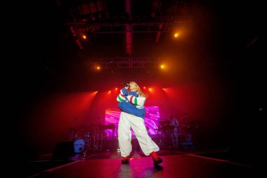 MILAN, ITALY, 3 Mayıs: Şarkıcı Tones ve ben 3 Mayıs 2023 'te Alcatraz, Milan, İtalya' da konser verdik.