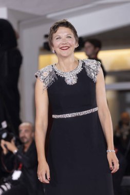VENICE, İtalya - 8 Eylül 2023 tarihinde Venedik, İtalya 'da düzenlenen 80. Venedik Uluslararası Film Festivali' nde Maggie Gyllenhaal 