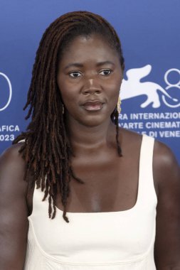 VENICE, İtalya - 30 Ağustos 2023 'te Venedik, İtalya' da düzenlenen 80. Venedik Uluslararası Film Festivali 'nde Luigi De Laurentiis Ödülü Başkanı Alice Diop fotoğraf çağrısına katıldı.. 